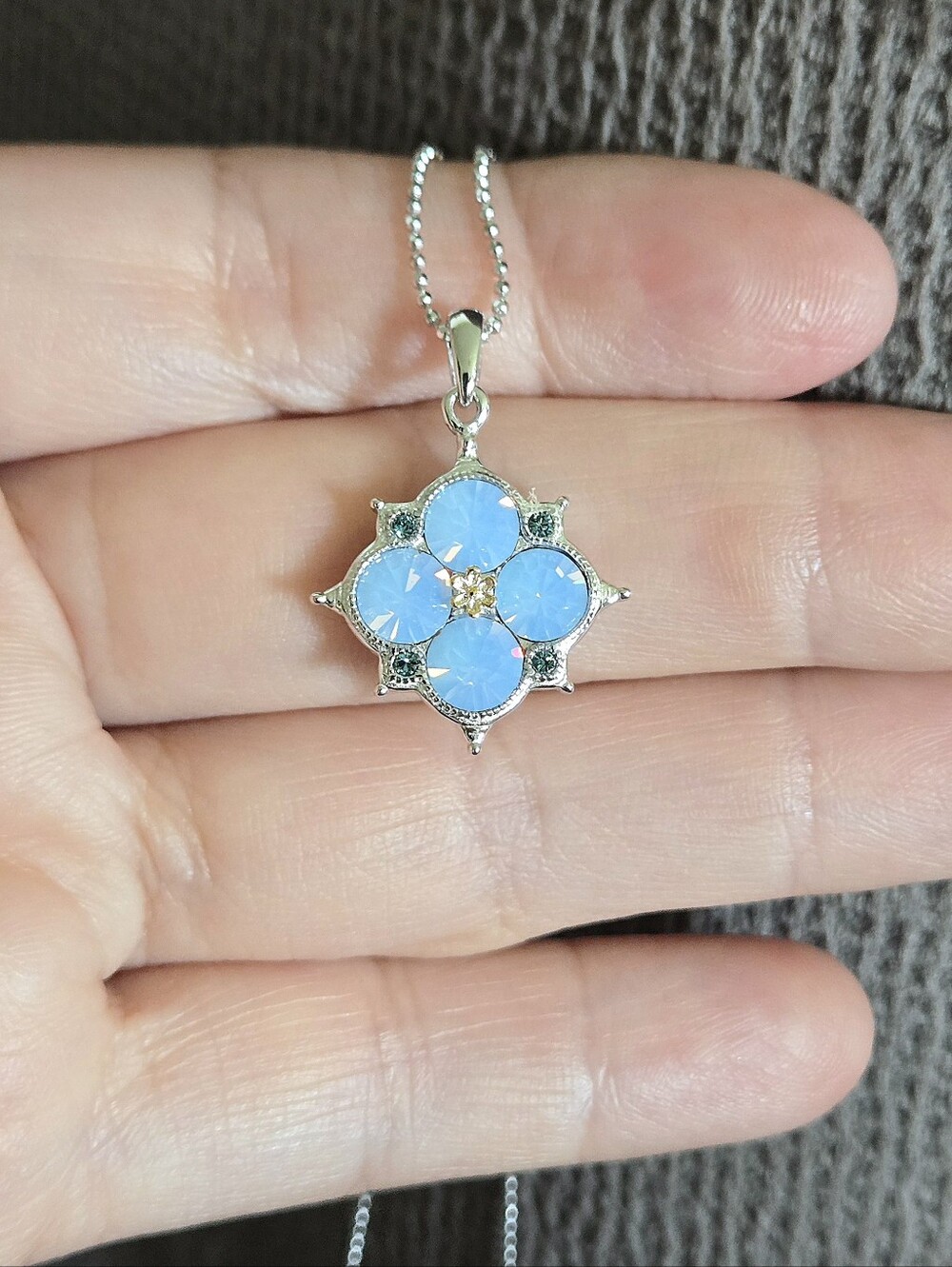 bleu💙 sage Swarovski Flower🏵 Pendant Necklace - NWT - Picture 3 of 16